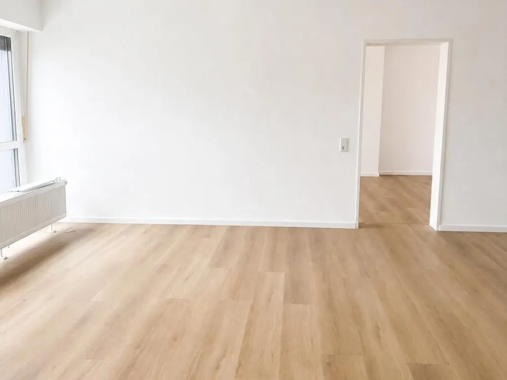 Modern Renovated 3-Room Apartment with Two Balconies and High-Quality Bathroom