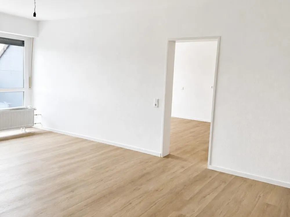 Modern Renovated 3-Room Apartment with Two Balconies and High-Quality Bathroom