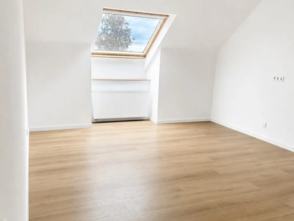 Modern Renovated 3-Room Apartment with Two Balconies and High-Quality Bathroom