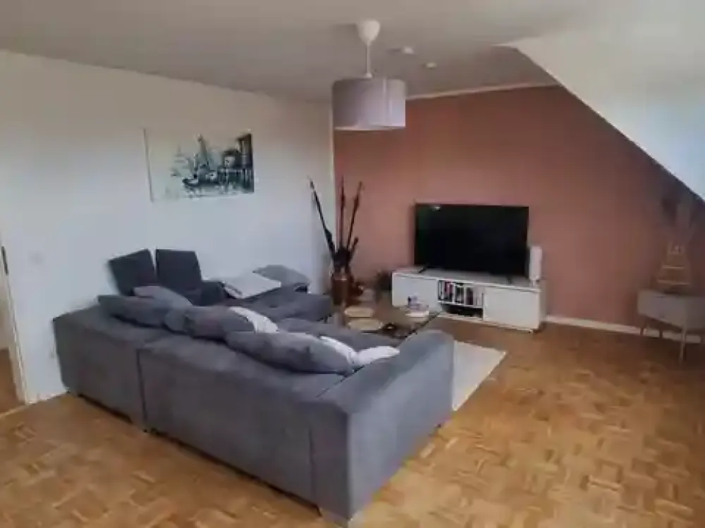 Helle 3 Zi.-DG Wohnung mit Balkon zu vermieten