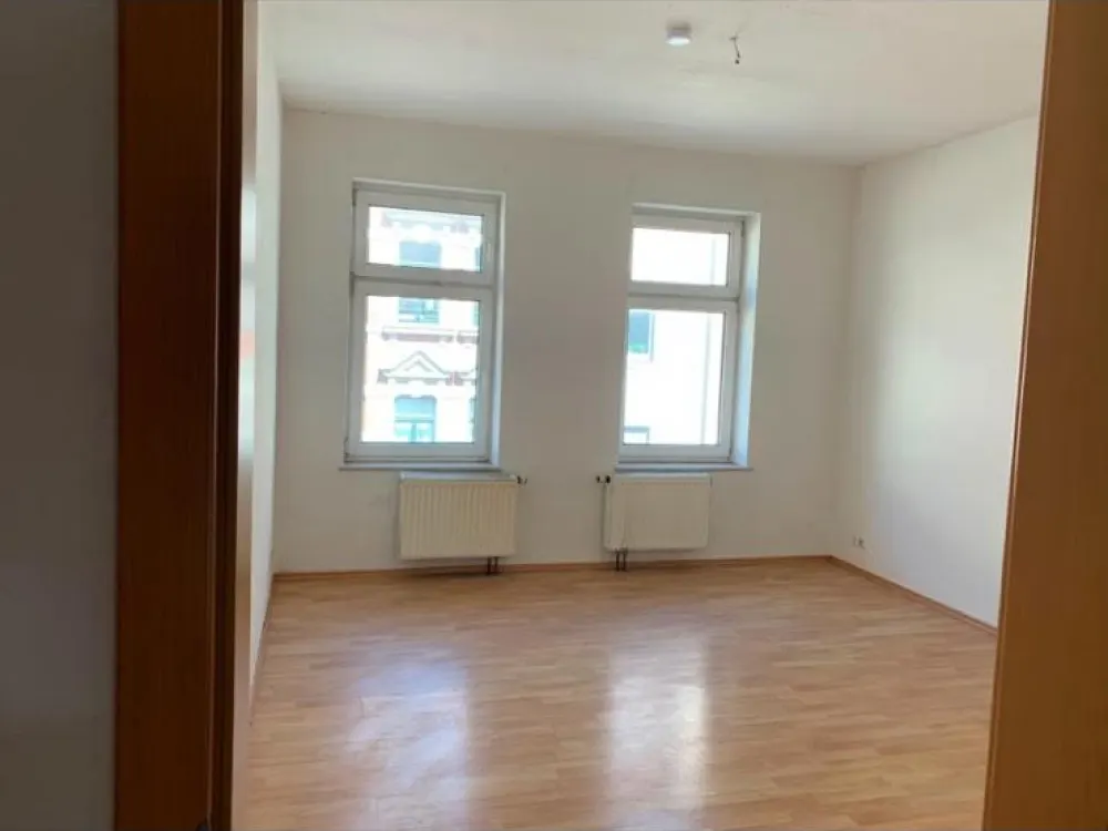 4 Raum Wohnung mit Balkon im teilsanierten Altbau, WG