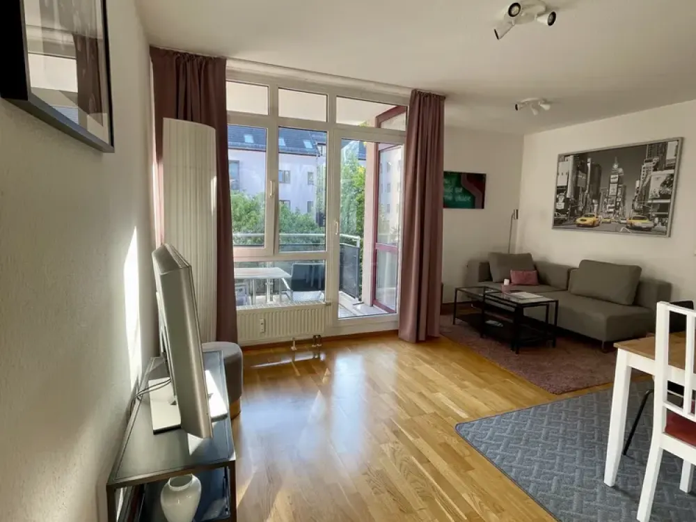 MÖBLIERTE 2 Zimmer Wohnung mit Südbalkon in Frankfurt / HBF