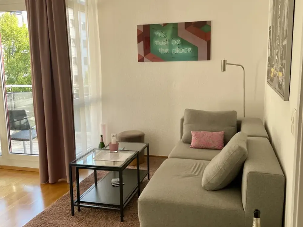 MÖBLIERTE 2 Zimmer Wohnung mit Südbalkon in Frankfurt / HBF