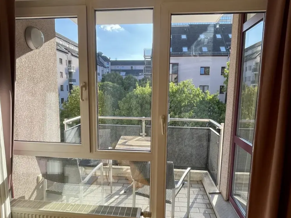 MÖBLIERTE 2 Zimmer Wohnung mit Südbalkon in Frankfurt / HBF