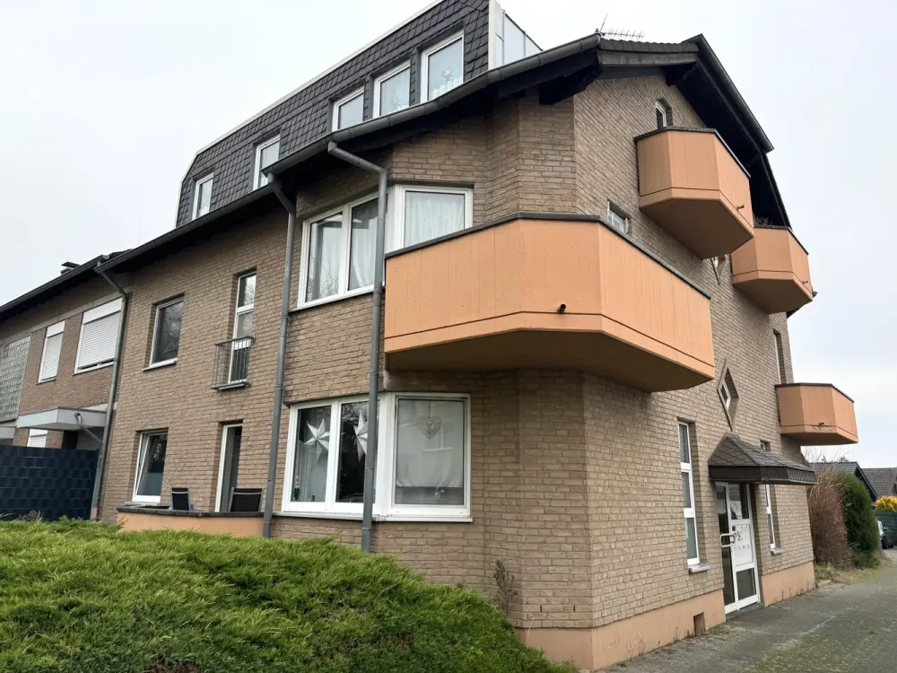 Helle 2-Zimmerwohnung im Dachgeschoss und PKW-Stellplatz in Frechen-Buschbell ab 01.12. bezugsfrei