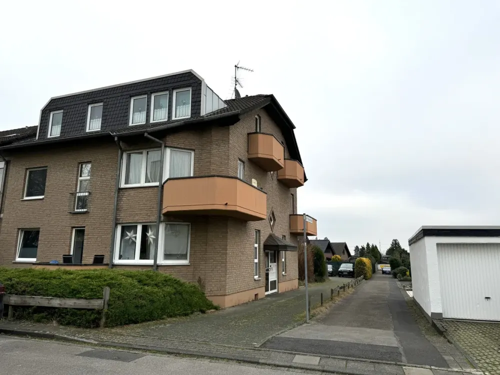 Helle 2-Zimmerwohnung im Dachgeschoss und PKW-Stellplatz in Frechen-Buschbell ab 01.12. bezugsfrei