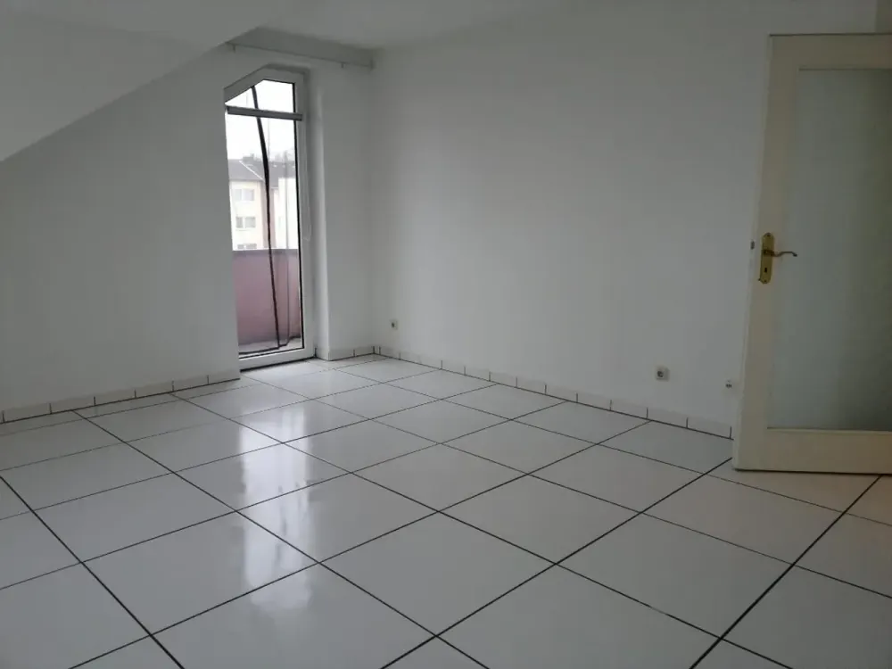 Helle 2-Zimmerwohnung im Dachgeschoss und PKW-Stellplatz in Frechen-Buschbell ab 01.12. bezugsfrei