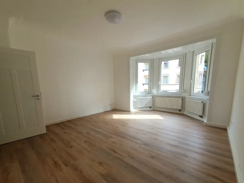 S-West - Neu renoviert! Große 3-Zimmer-WHG mit EBK u. kleinem Balkon 2.OG
