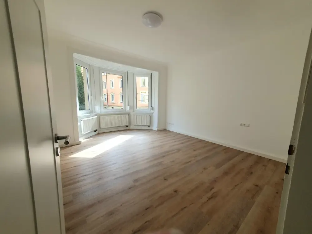 S-West - Neu renoviert! Große 3-Zimmer-WHG mit EBK u. kleinem Balkon 2.OG