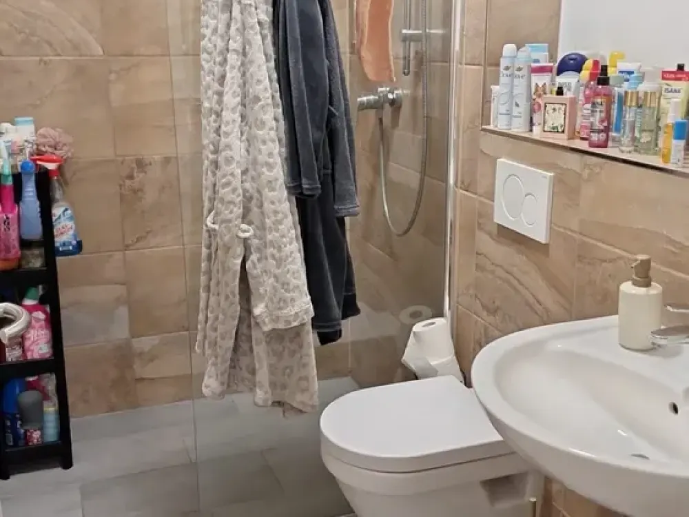 شقة من 3 غرف مع تجهيزات راقية وتراس في بيرغهايم