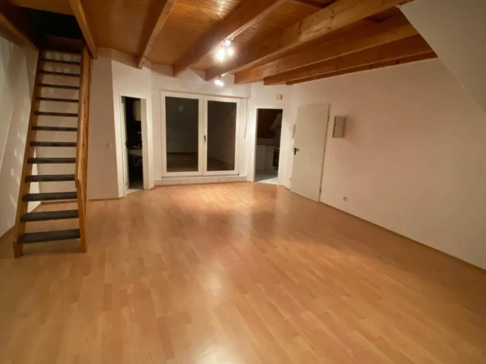 شقة مريحة على مستويين مع لوجيا، Dr. Kurzhals Immobilien GmbH، هاتف 02508/451، www.Dr-Kurzhals.de
