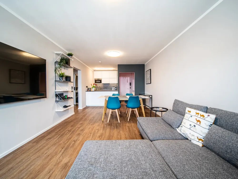 Luxuriös sanierte Wohnung über der Shopping-Mall und den Dächern der Stadt