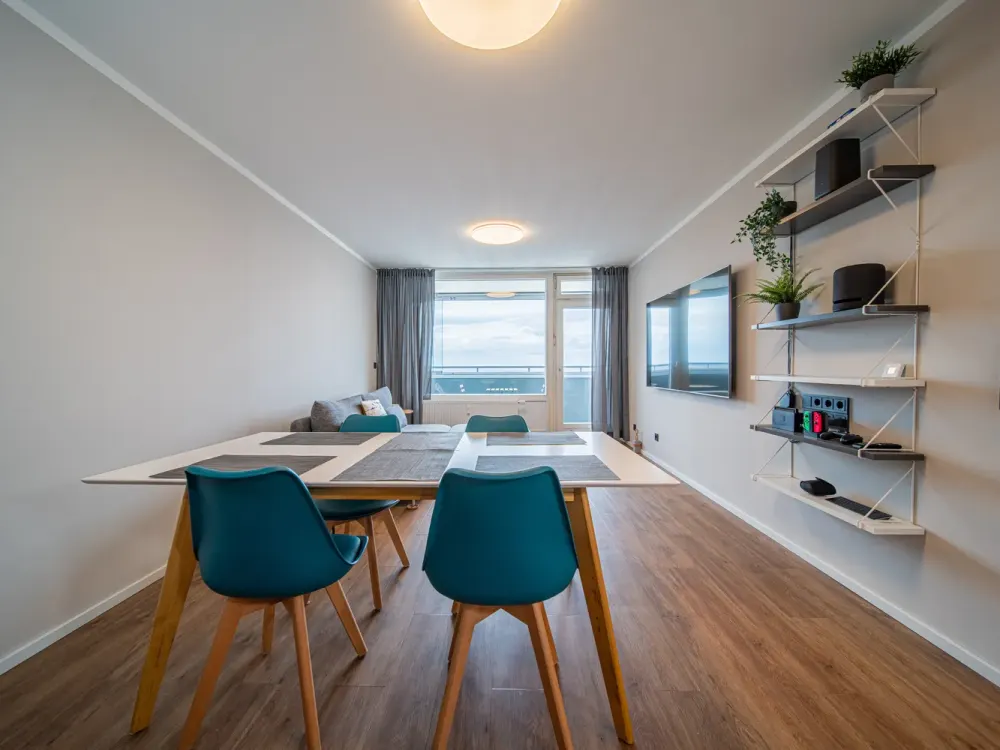 Luxuriös sanierte Wohnung über der Shopping-Mall und den Dächern der Stadt