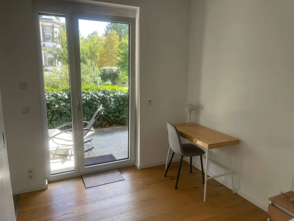 Vollmöblierte 2-Zimmer-Wohnung am Großen Garten, Terrasse, WLAN und Arbeitsplatz