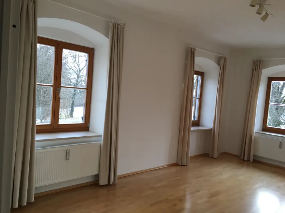 * Schäftlarn * 3 Zimmer-Wohnung * Küche mit EBK * Bad mit Wanne * Gäste-WC * Balkon * Speicher