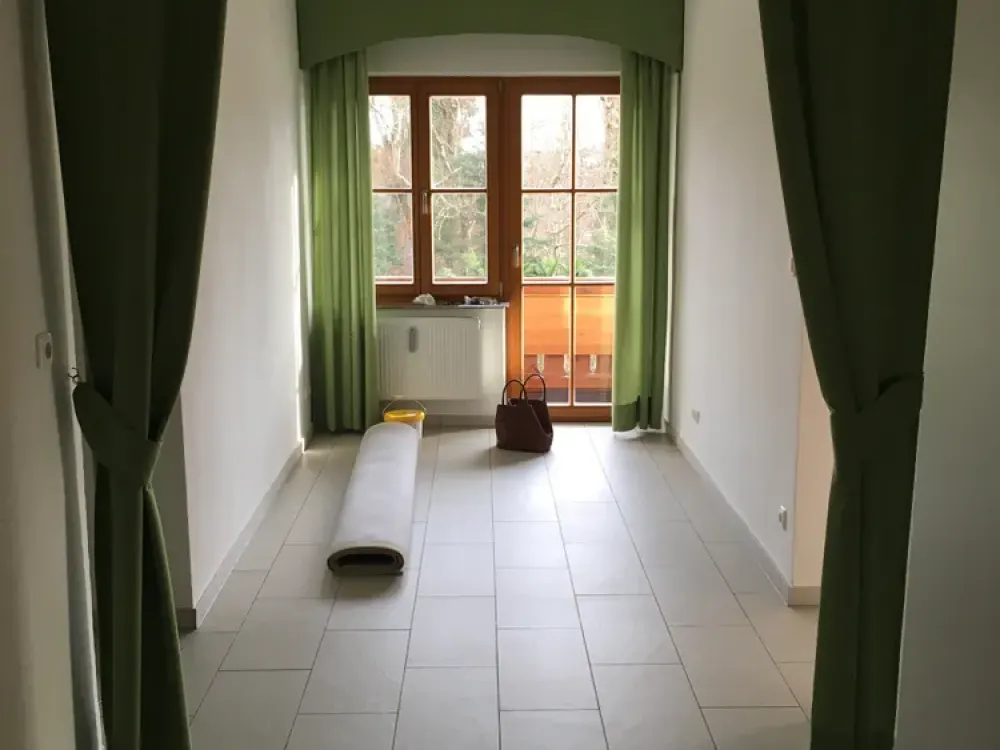 * Schäftlarn * 3 Zimmer-Wohnung * Küche mit EBK * Bad mit Wanne * Gäste-WC * Balkon * Speicher