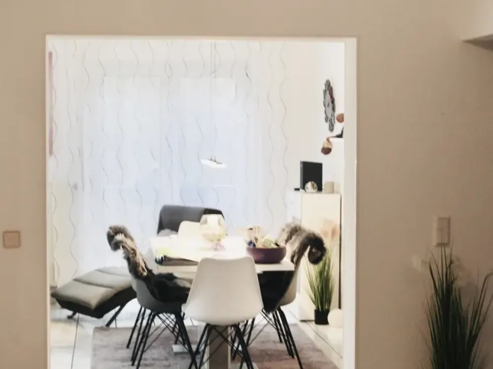 Quiet, bright 3-room apartment with balcony and garage, in a green area and close to the center