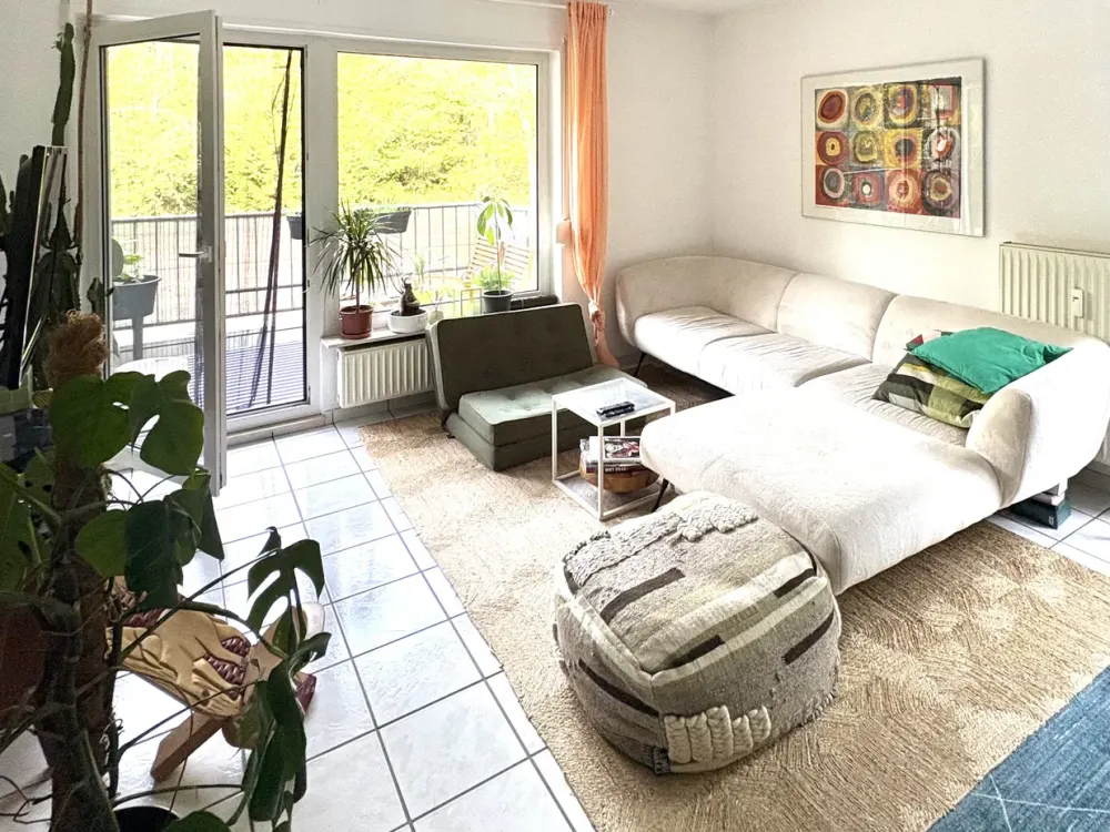 Quiet, bright 3-room apartment with balcony and garage, in a green area and close to the center