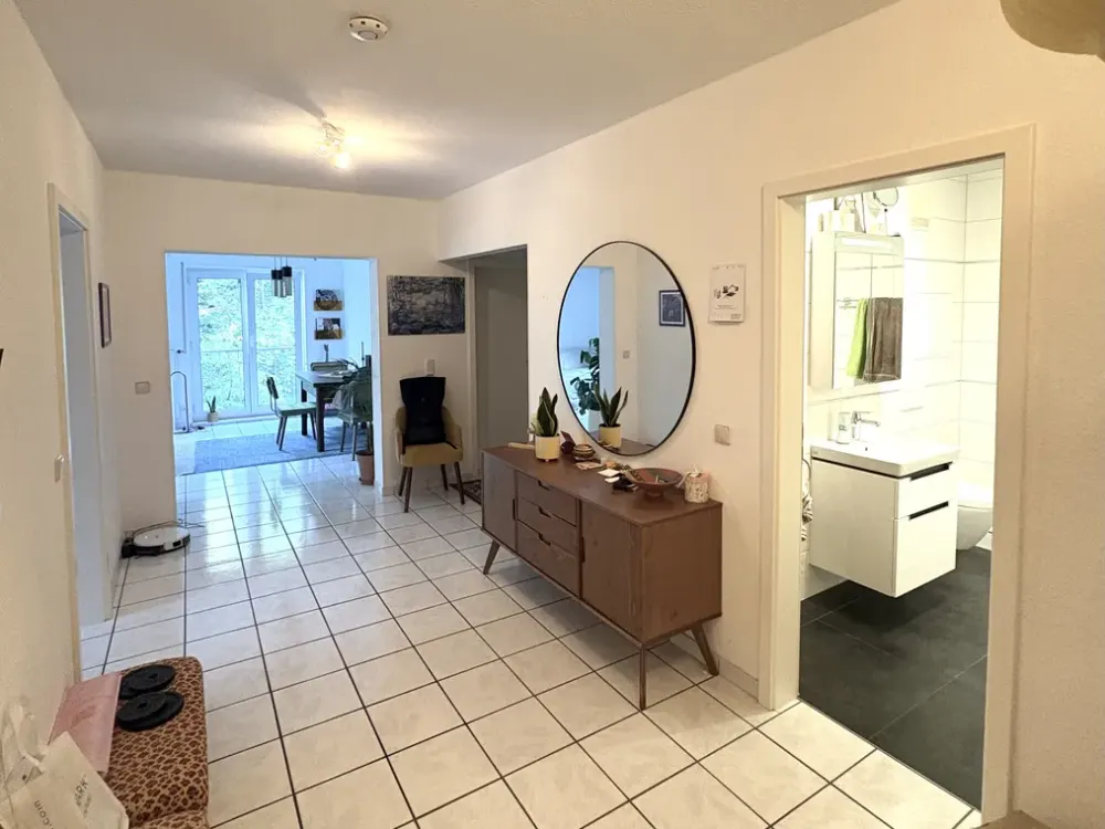 Quiet, bright 3-room apartment with balcony and garage, in a green area and close to the center