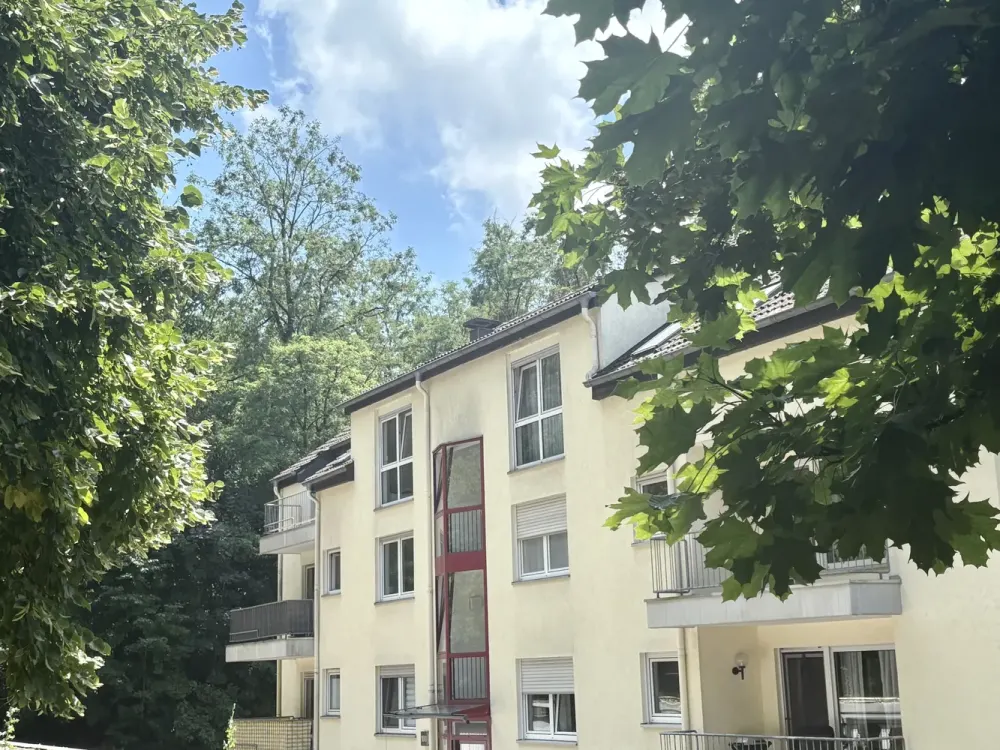 Quiet, bright 3-room apartment with balcony and garage, in a green area and close to the center