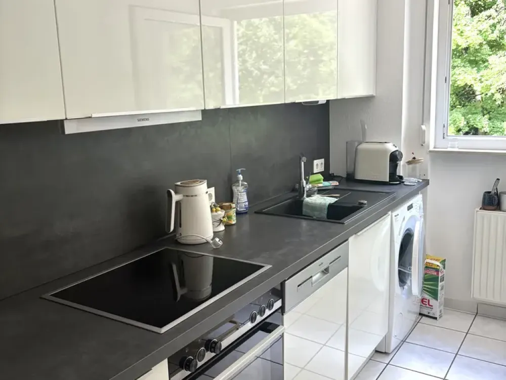 Quiet, bright 3-room apartment with balcony and garage, in a green area and close to the center