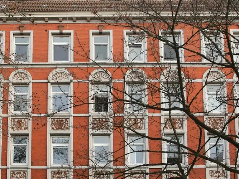 Winterhude: 2-Zi-Altbau mit Balkon: WG möglich