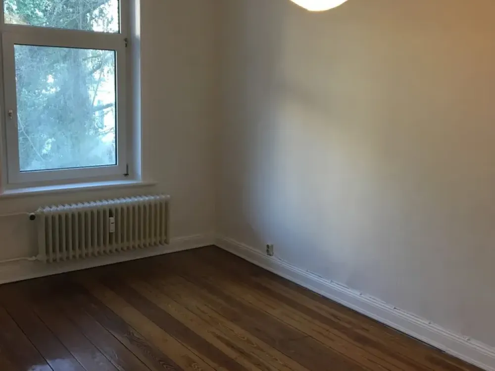 Winterhude: 2-Zi-Altbau mit Balkon: WG möglich