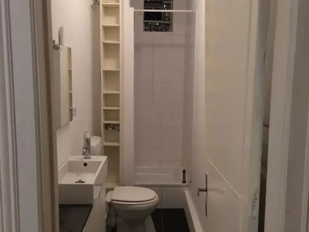 Winterhude: 2-Zi-Altbau mit Balkon: WG möglich
