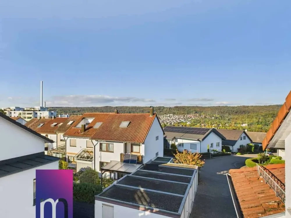 Lichtverwöhnte, offen gestaltete Dachgeschosswohnung mit Süd-Balkon