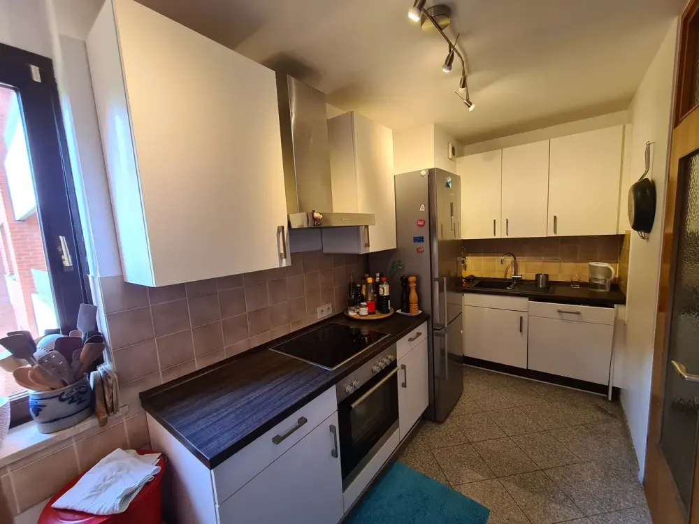 2-Zimmer-Wohnung mit Balkon, Aufzug & Tiefgarage, direkt am Rhein