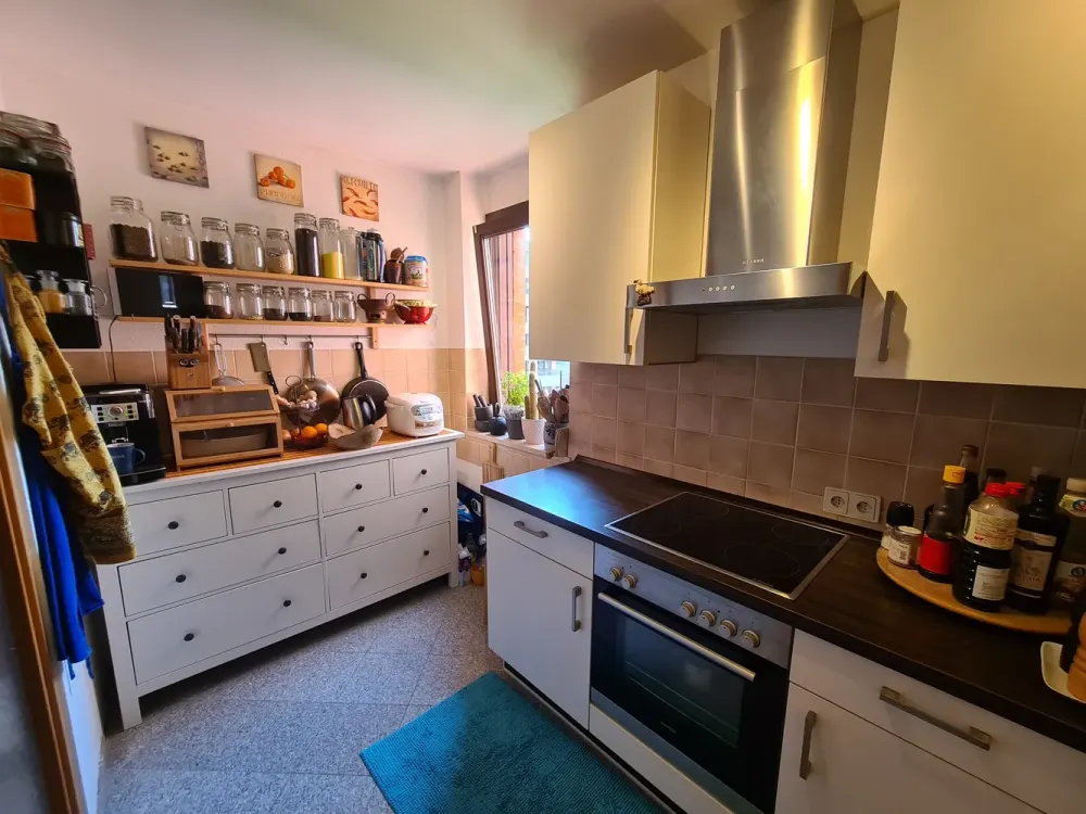 2-Zimmer-Wohnung mit Balkon, Aufzug & Tiefgarage, direkt am Rhein