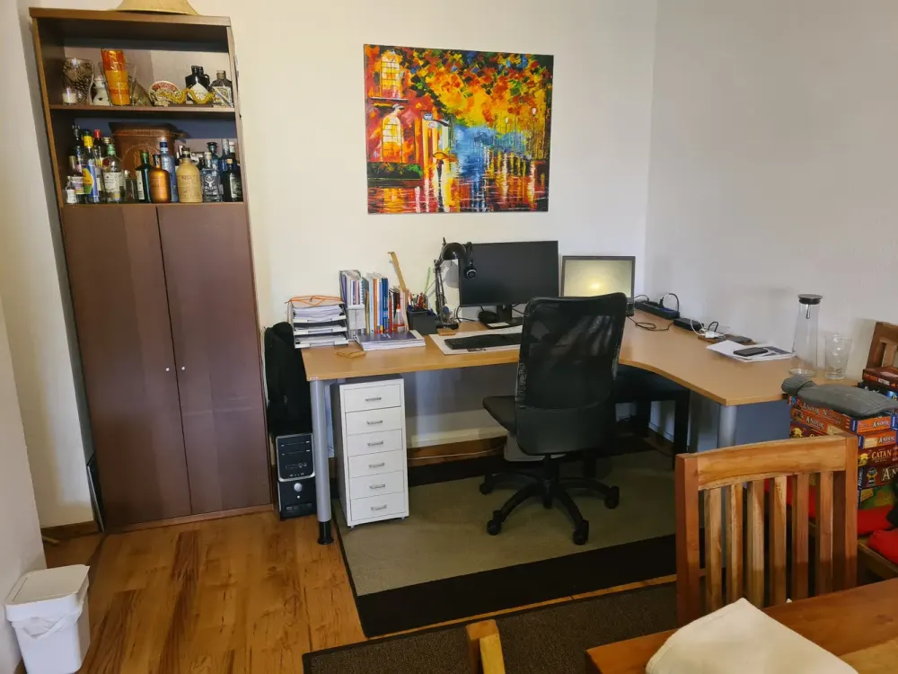 2-Zimmer-Wohnung mit Balkon, Aufzug & Tiefgarage, direkt am Rhein