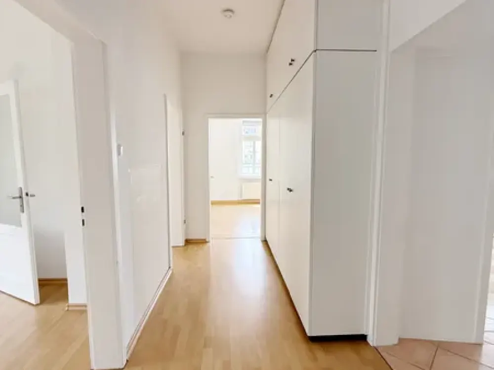 Großzügige Altbauwohnung mit Loggia und EBK in toller Lage (Westbahnhof)