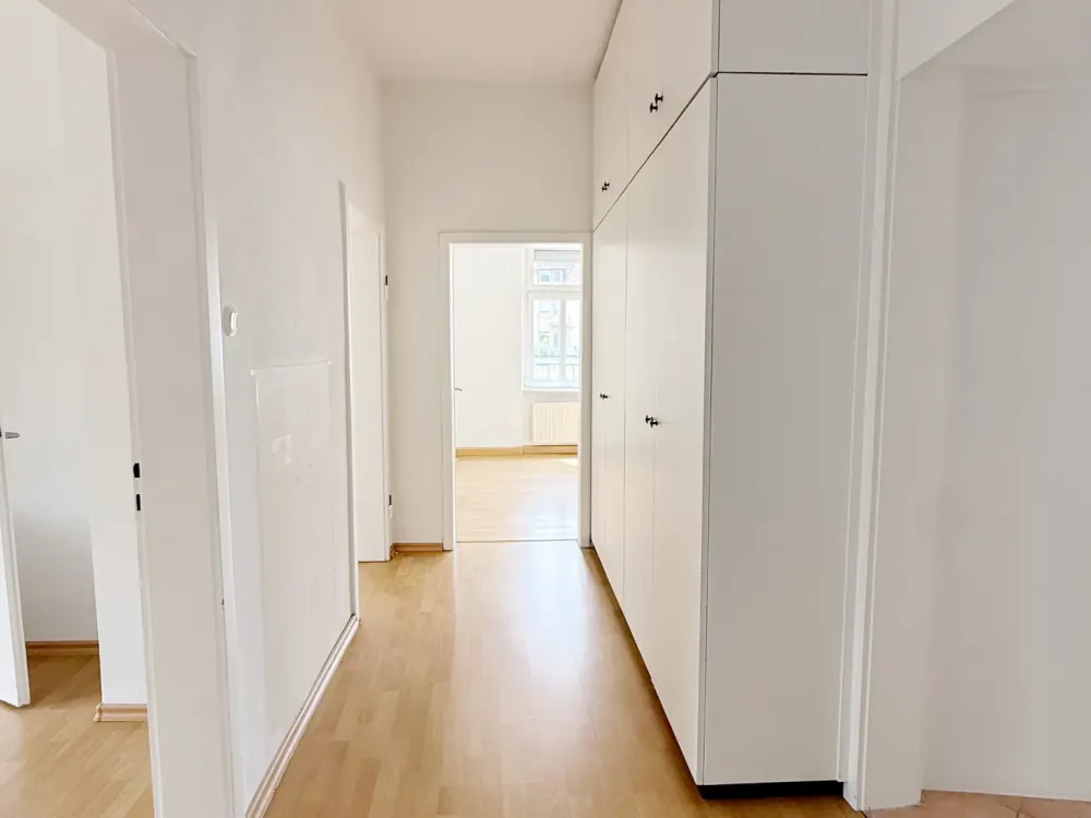 Großzügige Altbauwohnung mit Loggia und EBK in toller Lage (Westbahnhof)
