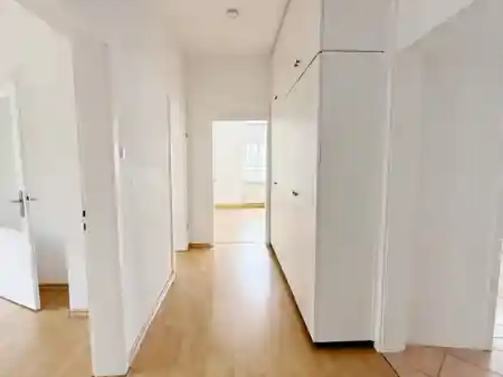 Großzügige Altbauwohnung mit Loggia und EBK in toller Lage (Westbahnhof)