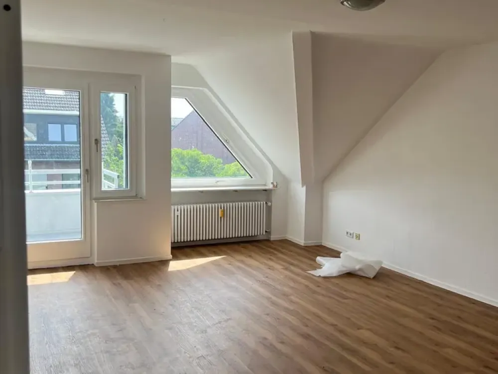 Provisionsfrei! Top renovierte Dachgeschosswohnung mit Balkon!