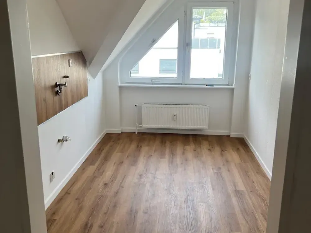 Provisionsfrei! Top renovierte Dachgeschosswohnung mit Balkon!