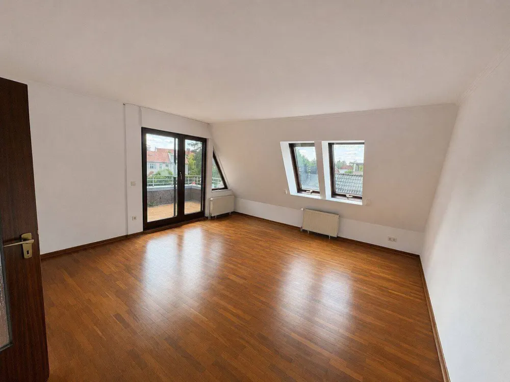 Großzügige lichtdurchflutete 4-Zi Wohnung mit EBK, Balkon und Dachterrasse