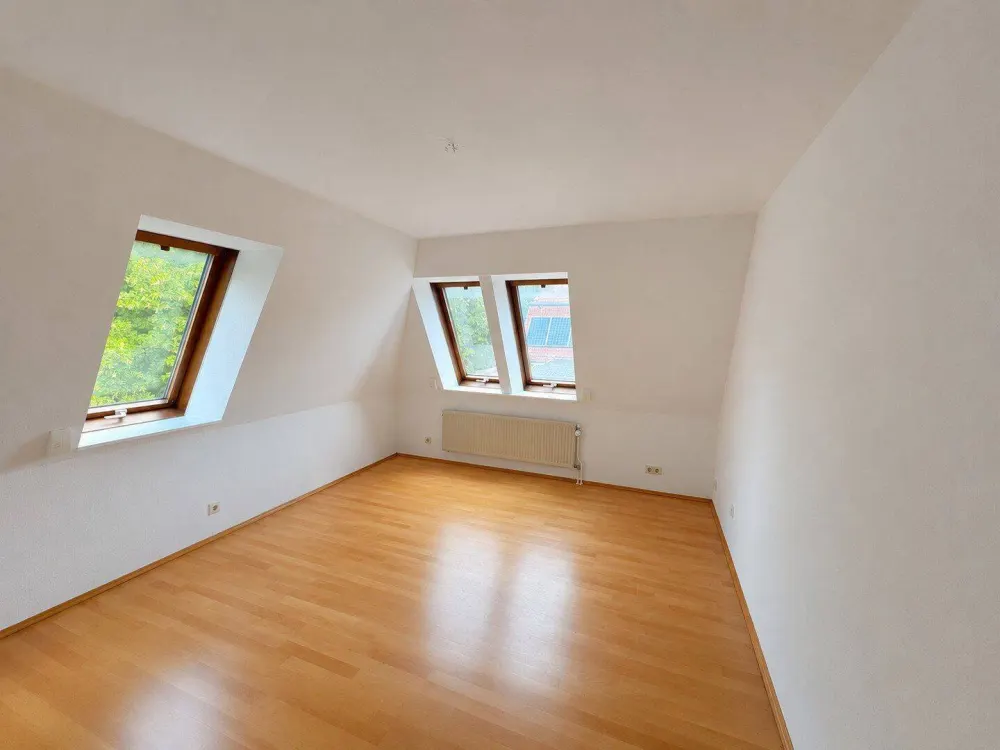 Großzügige lichtdurchflutete 4-Zi Wohnung mit EBK, Balkon und Dachterrasse