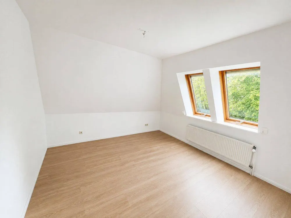 Großzügige lichtdurchflutete 4-Zi Wohnung mit EBK, Balkon und Dachterrasse