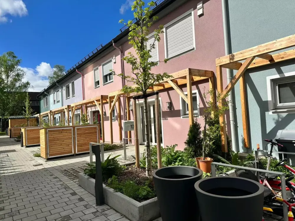 Spacious 5-Room Mid-Terrace House with Garden and Underground Parking