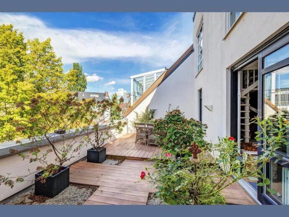 Möbliert: Schöne Maisonette-Galerie Wohnung mit Dachterrasse & Balkon