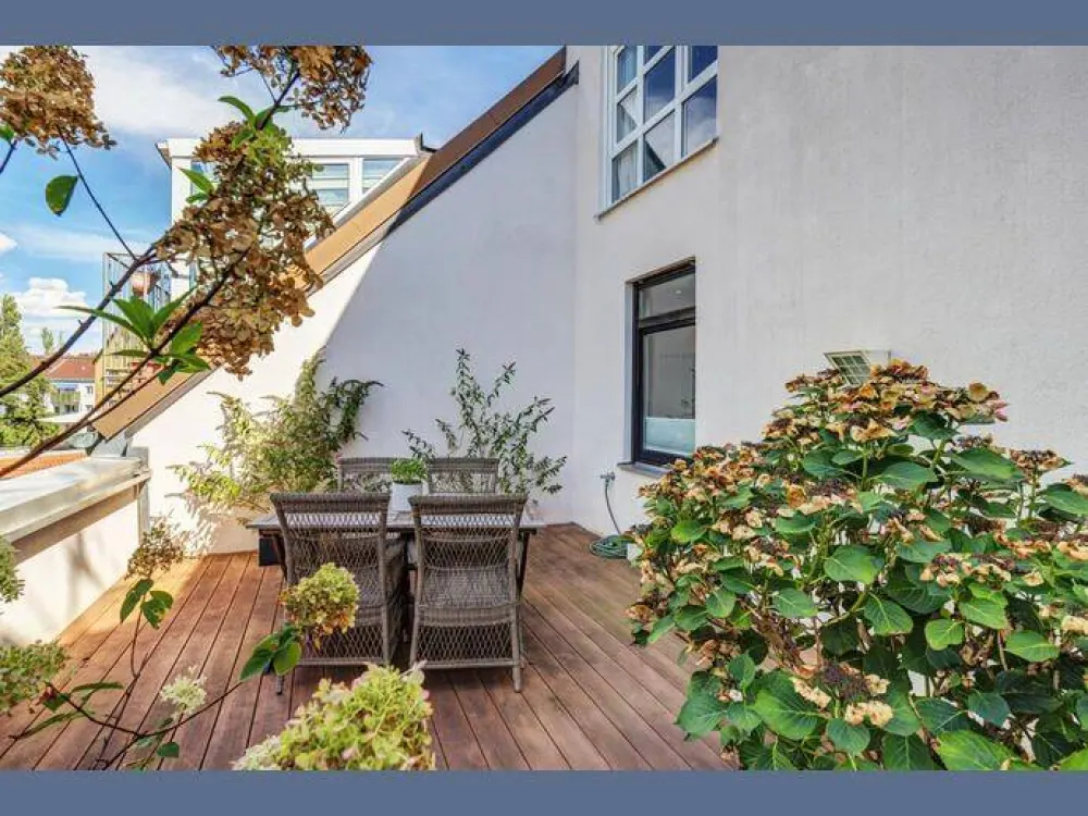 Möbliert: Schöne Maisonette-Galerie Wohnung mit Dachterrasse & Balkon