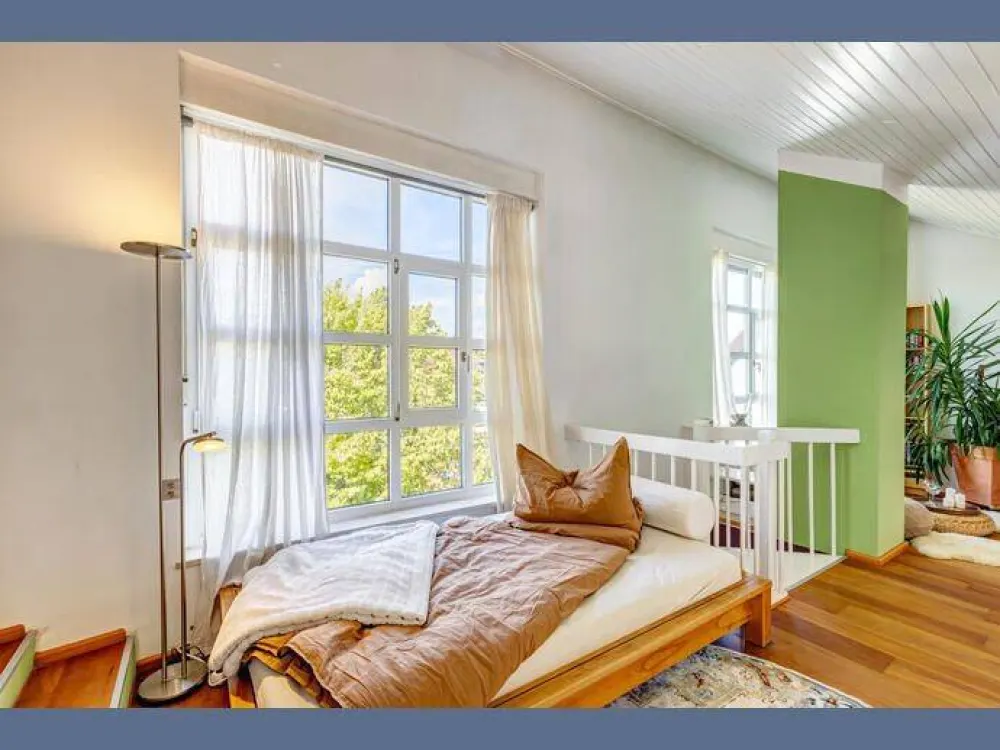 Möbliert: Schöne Maisonette-Galerie Wohnung mit Dachterrasse & Balkon