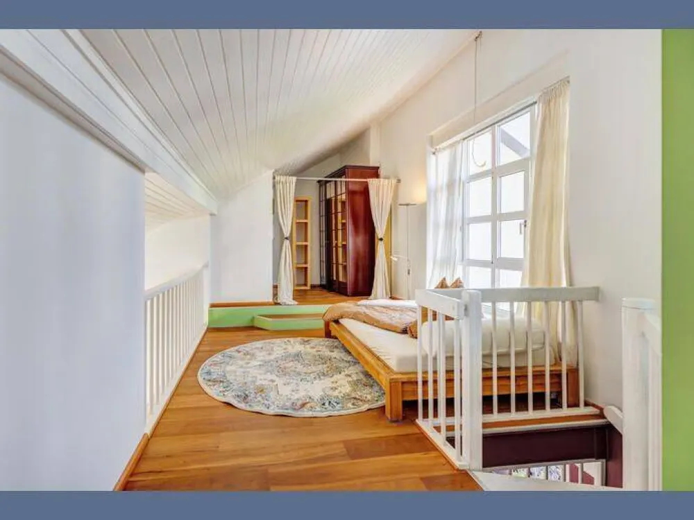 Möbliert: Schöne Maisonette-Galerie Wohnung mit Dachterrasse & Balkon