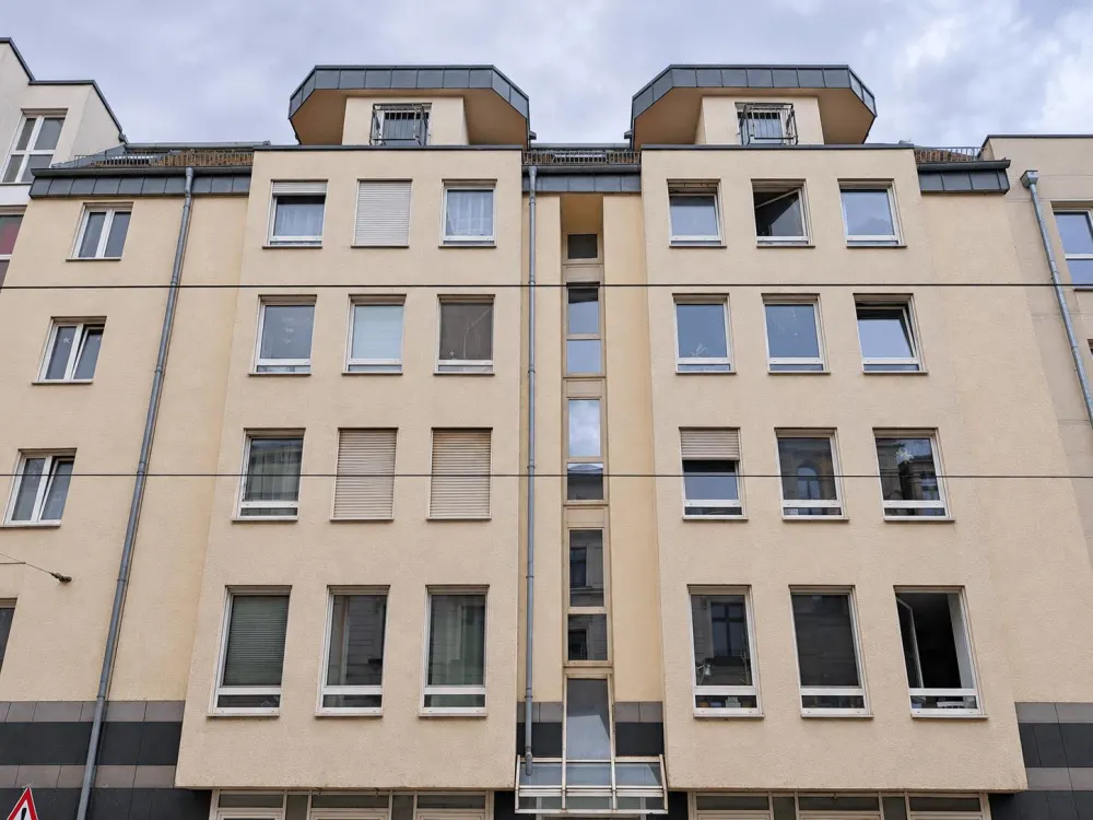 ABOVE THE ROOFS OF THE SOUTH // Well-laid-out 3-room apartment with balcony in Zentrum Süd