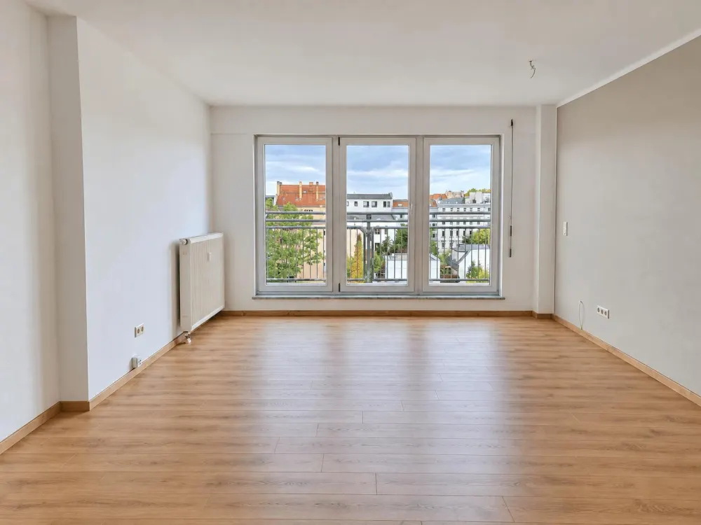 ABOVE THE ROOFS OF THE SOUTH // Well-laid-out 3-room apartment with balcony in Zentrum Süd