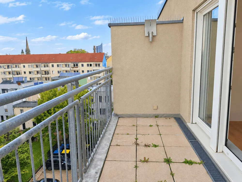 ABOVE THE ROOFS OF THE SOUTH // Well-laid-out 3-room apartment with balcony in Zentrum Süd