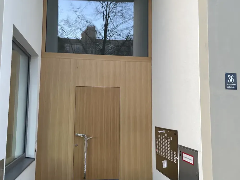 Alpenblick included! 1-room attic apartment fully furnished with south-facing loggia in Munich