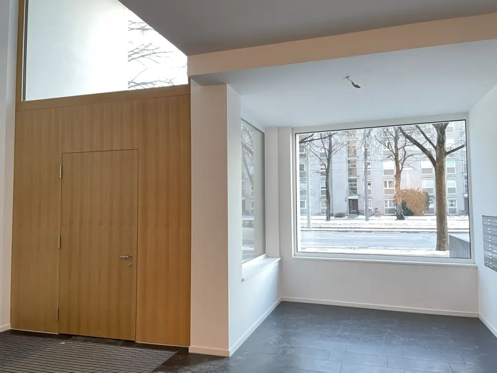 Alpenblick included! 1-room attic apartment fully furnished with south-facing loggia in Munich